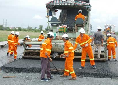 Laborers work on the Long An Province section of the Ho Chi Minh City - Trung Luong Expressway. (Photo: VNA)